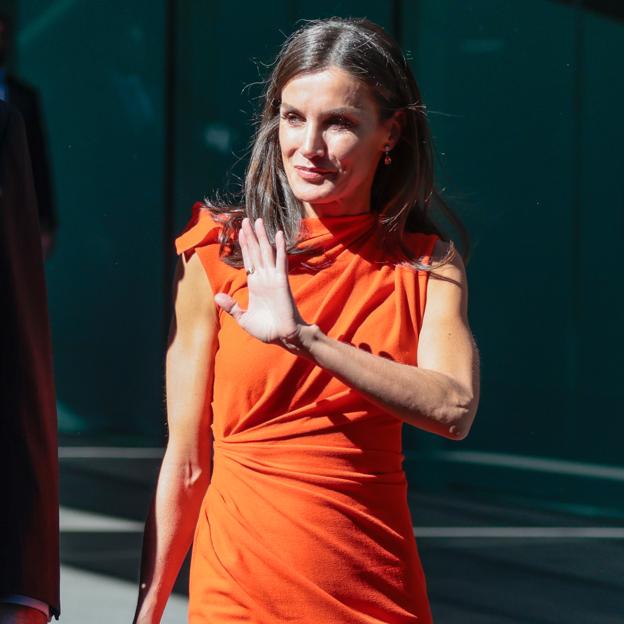 El vestido de Zara de la reina Letizia que está casi agotado y con lista de espera es el look que quita años más favorecedor