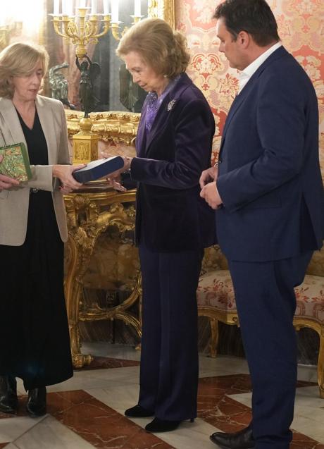 La reina Sofía con una blazer morada en la entrega de premios. / CASA REAL