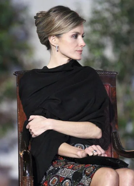 La reina Letizia con falda tubo y chal negro mientras luce su anillo de compromiso y su alianza en 2012, Gtres.