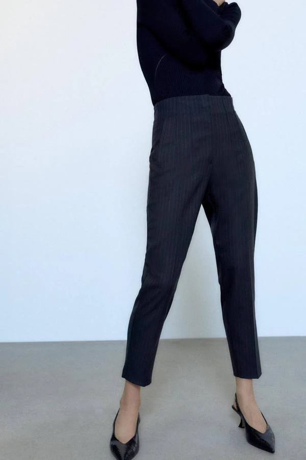 Los pantalones de raya diplomática más elevan la elegancia de tus looks | Mujer Hoy