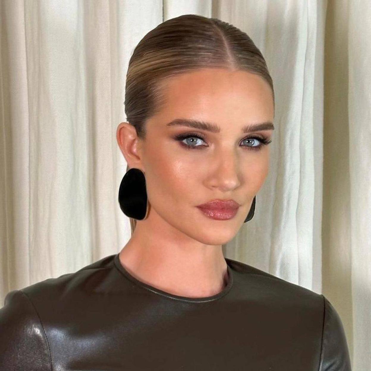 La piel firme y contorneada de Rosie Huntington-Whiteley la conseguirás con estas cremas/@CWOODHAIR