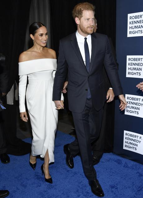 Meghan Markle con un vestido blanco junto a Harry. / GTRES