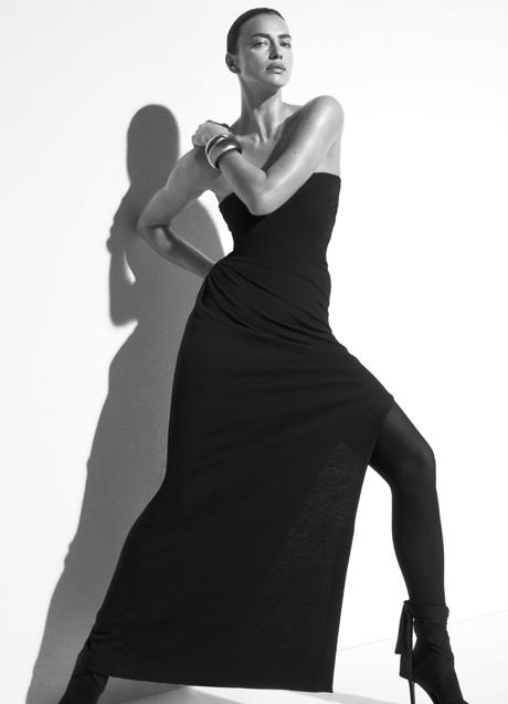 Irina Shayk con vestido negro drapeado de la nueva colección cápsula de Zara. Foto: Zara.