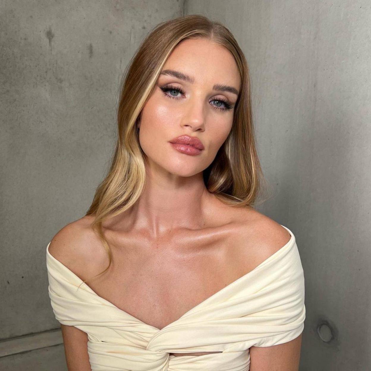 Rosie Huntington-Whiteley presume de las facciones definidas y firmes que se consiguen con proteoglicanos/@NIKKI_MAKEUP