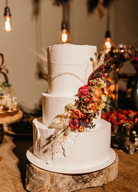 Tarta de boda con flores secas/PEXELS