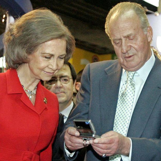 Por qué Juan Carlos I tenía un grupo de Whatsapp con los ex maridos y los hijos de Corinna Larsen