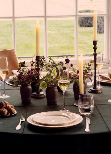 Mesa de comedor con decoración navideña/ Zara Home