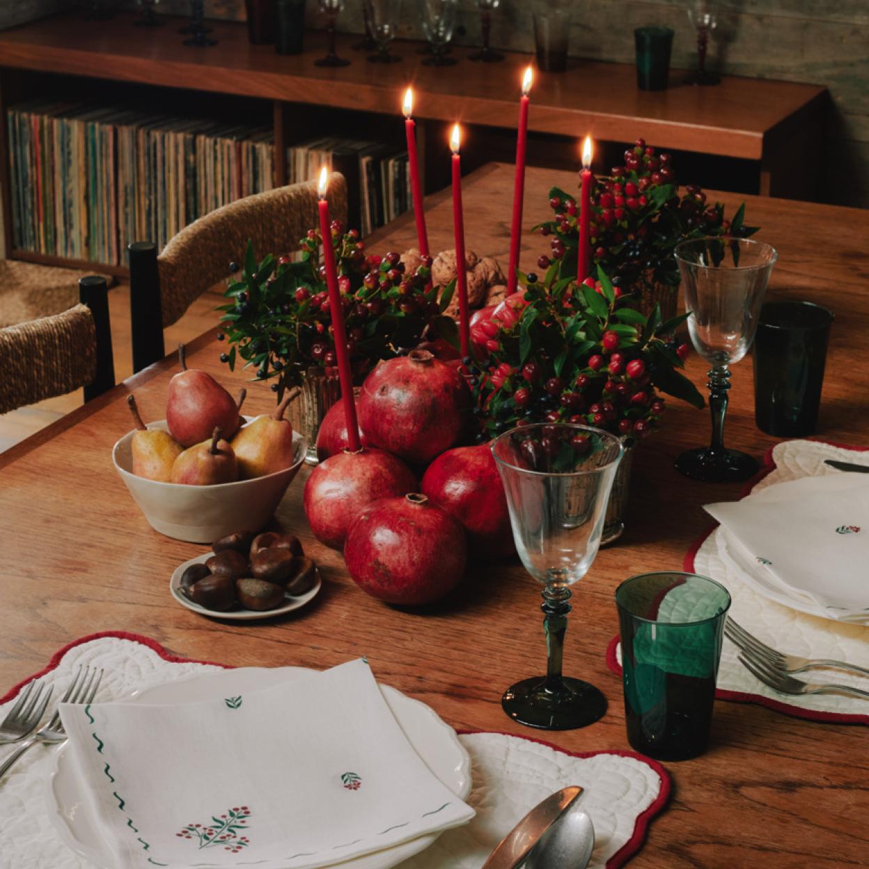 Mesa de comedor con decoración navideña/@zarahome