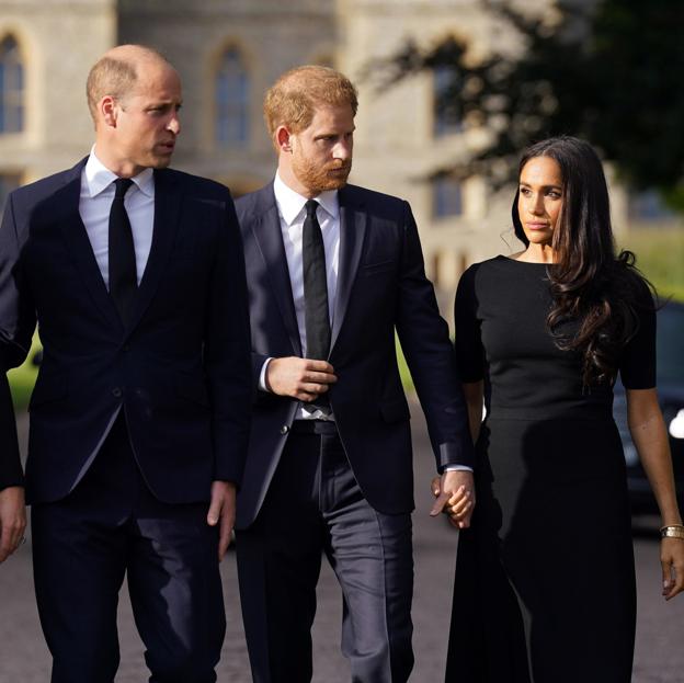 Meghan Markle, junto a Harry y Guillermo, en el funeral de Isabel II.