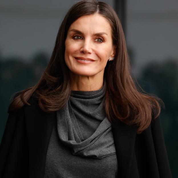 La reina Letizia estrena un vestido de punto que puedes comprar en Zara por 20 euros y que ha combinado con botas negras