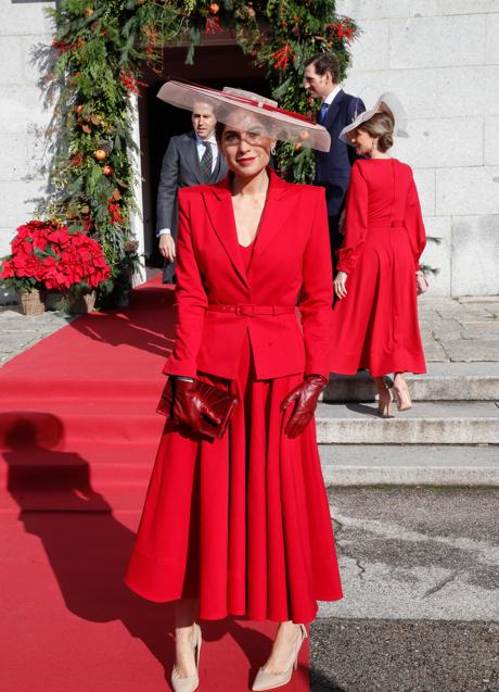 Lourdes Montes en la boda de la estilista Cristina Reyes con total look en rojo. Foto: Gtres.