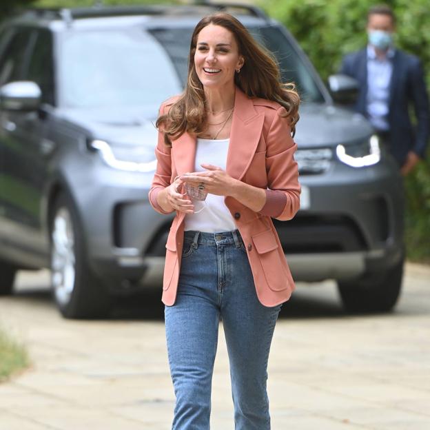 Las zapatillas blancas comodísimas que siempre usa Kate Middleton son las más vendidas y cuestan menos de 40 euros