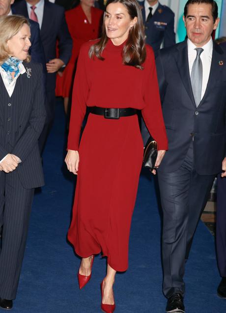 La reina Letizia con un vestido rojo y cinturón negro. / GTRES