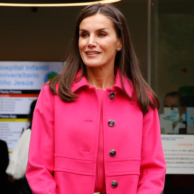 La reina Letizia estrena unos zapatos cómodos de Massimo Dutti y un abrigo rosa fucsia rejuvenecedor