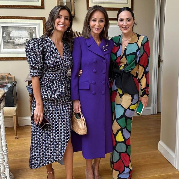 Tamara Falcó acudió a la boda de la estilista Cristina Reyes con su madre, Isabel Preysler, y su hermana, Ana Boyer. Mientras ella ejercía de invitada perfecta, Hugo Arévalo podría haberse besado con otra chica. 