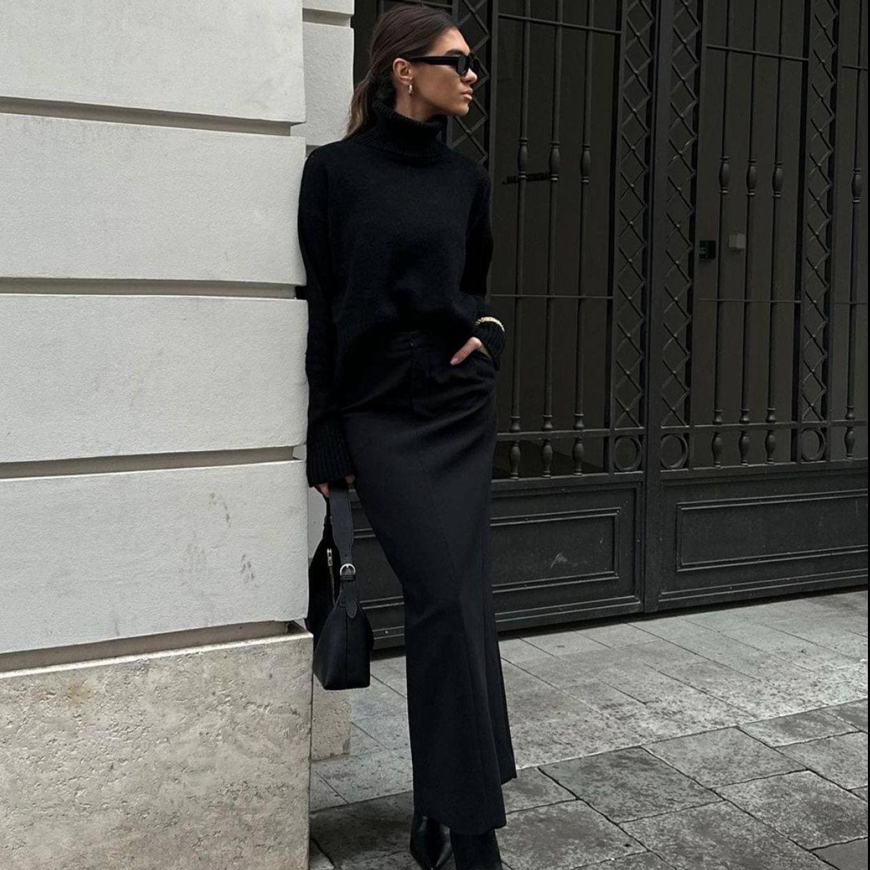 Falda negra corta elegante
