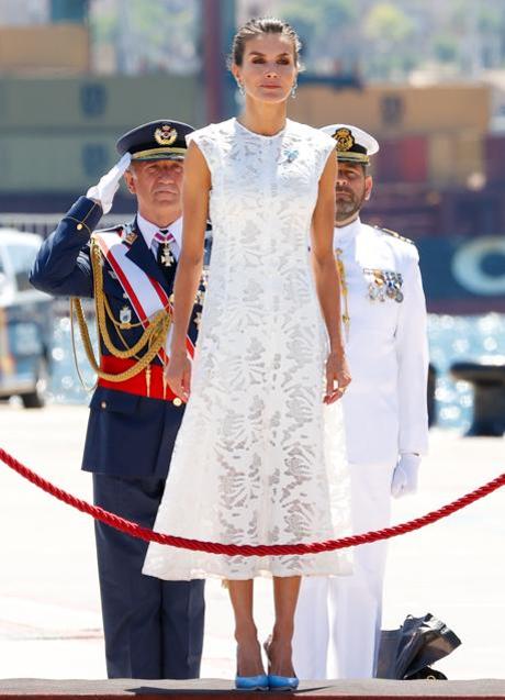 Letizia con un vestido de Sfera.