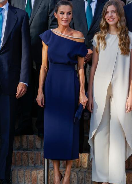 La reina Letizia con un vestido azul de invitada. / GTRES