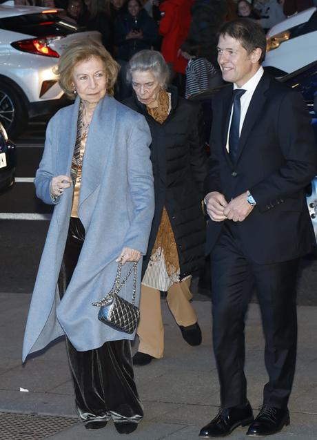 La reina Sofía con un look con pantalones de terciopelo. / GTRES