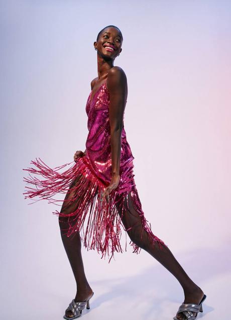 Vestido de lentejuelas rosa con flecos