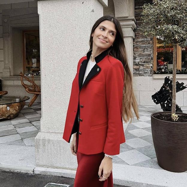 Las faldas satinadas made in Spain más favorecedoras y versátiles triunfan en los looks invernales de las influencers