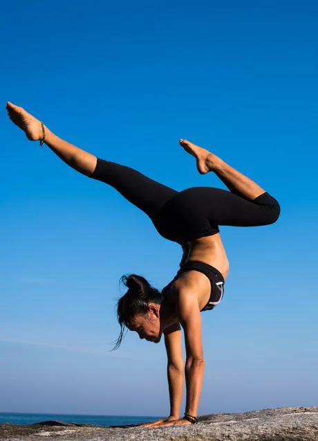 Mujer haciendo yoga/PEXELS