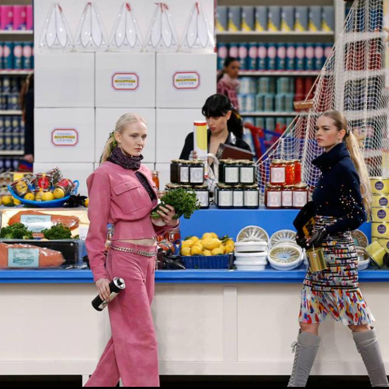 Imagen del desfile de la colección Otoño-Invierno 2014/2015 de Chanel, inspirado en un supermercado./imaxtree