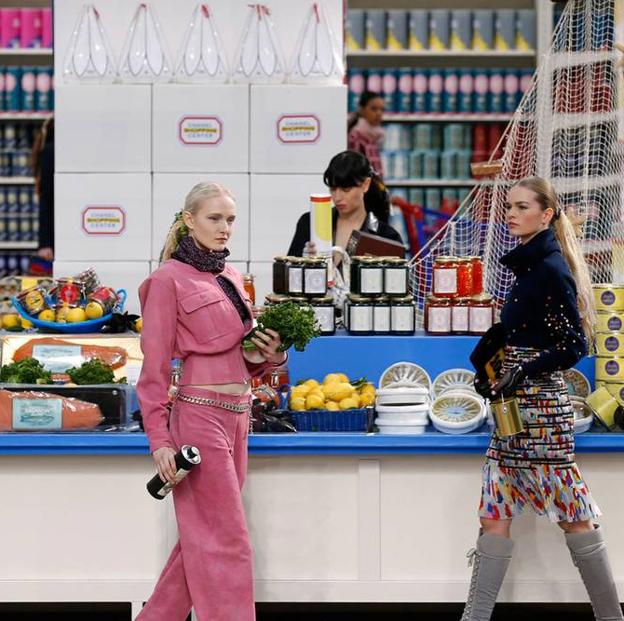 Imagen del desfile de la colección Otoño-Invierno 2014/2015 de Chanel, inspirado en un supermercado.