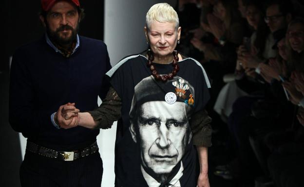 Vivienne Westwood con una camiseta diseñada por ella misma con la efigie de Carlos III en un desfile en 2015.