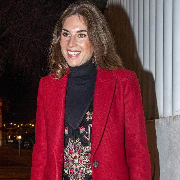 Anormal Adversario guerra MODA: Lourdes Montes copia a la reina Letizia con el abrigo rojo que  favorece muchísimo | Mujer Hoy