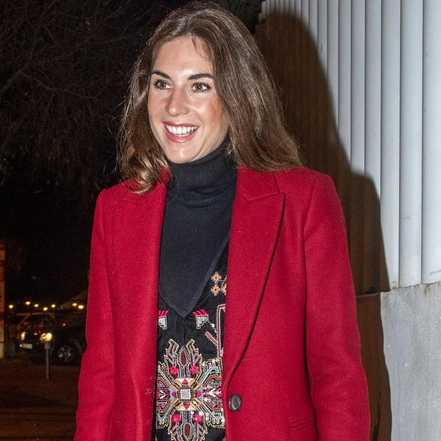 Lourdes Montes copia a la reina Letizia y demuestra que el abrigo rojo (que está en Zara) favorece muchísimo