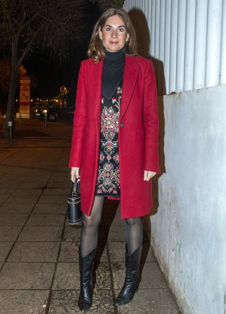 El look de Lourdes Montes con un abrigo rojo. / GTRES