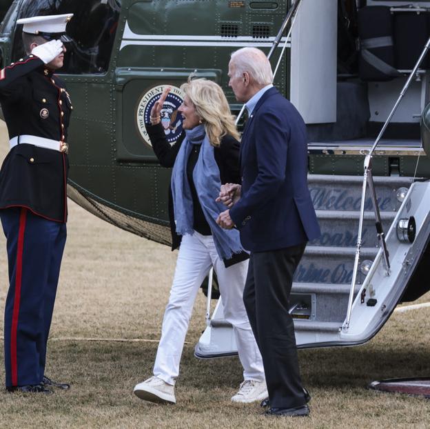 Jill y Joe Biden bajando de un avión.