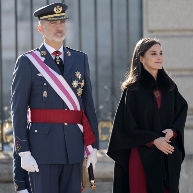 El espectacular look de la reina Letizia en la Pascua Militar: un vestido de Felipe Varela muy elegante y su capa favorita