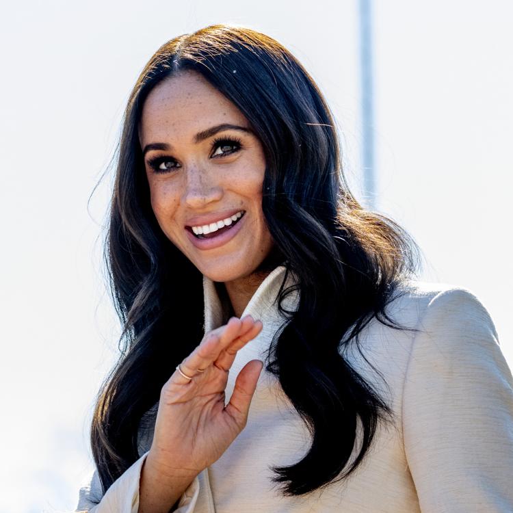 Meghan Markle reaparece con un look primaveral y su gabardina favorita de hace cinco años