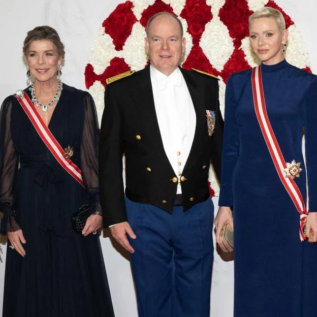 La princesa Carolina con su hermano, el Príncipe Alberto, y su cuñada, la princesa Charlène, posa en la cena del día de Mónaco, el pasado mes de noviembre. 