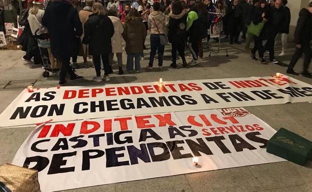 Algunas de las pancartas con las que las dependientas de Inditex en A Coruña denunciaron su situación laboral. 