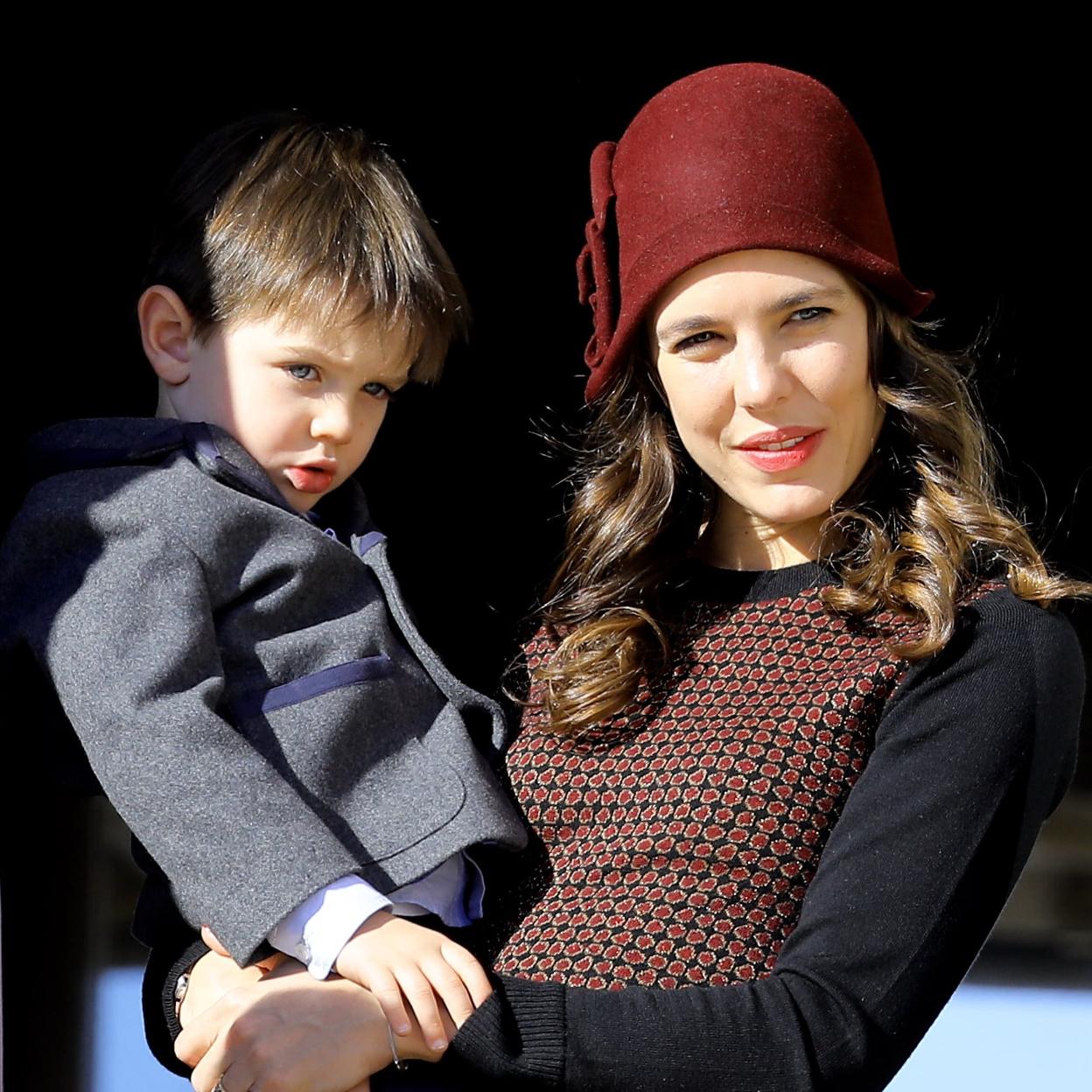 Carlota Casiraghi con su hijo mayor, Raphaël, en brazos./gtres