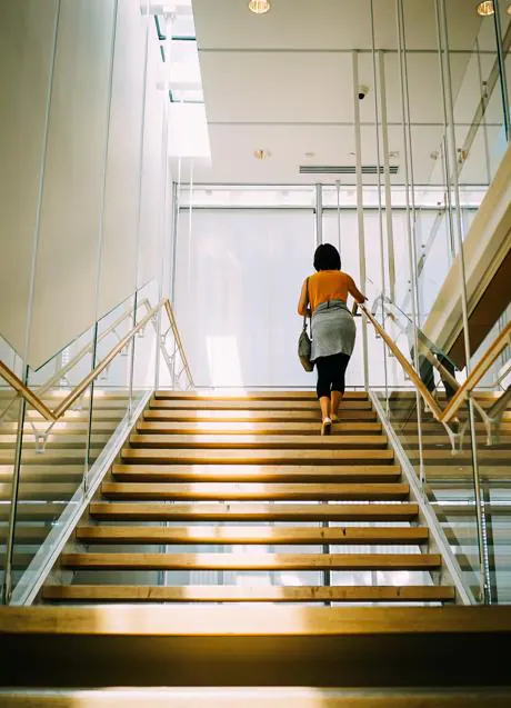 Mujer subiendo escaleras/PEXELS