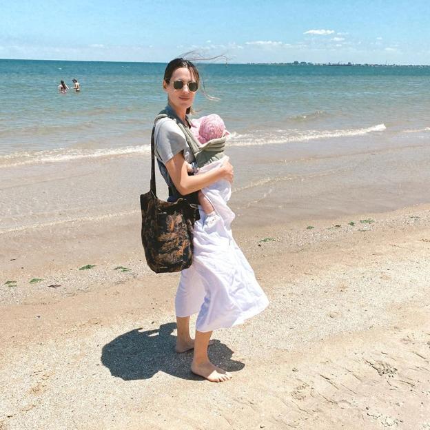 Claudia Osborne lleva a su hija Micaela durante un paseo por las playas de Melbourne, donde ha establecido, de momento, su residencia.