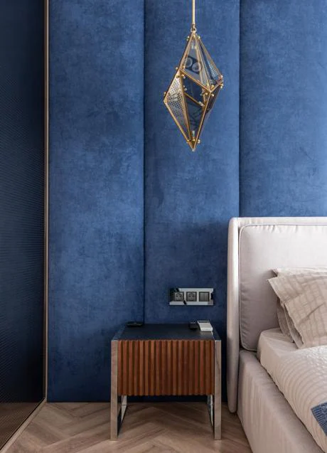 Bedroom with relief walls in blue/PEXELS