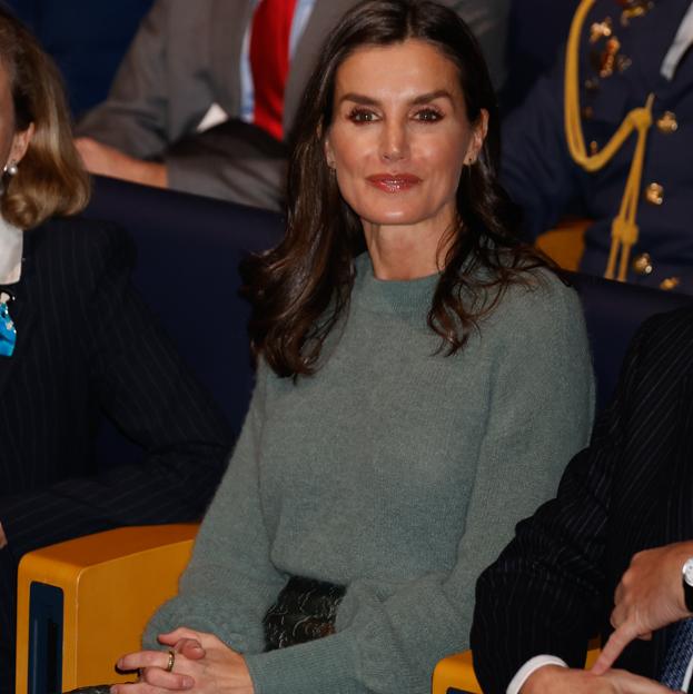 La reina Letizia vuelve a arrasar con un jersey básico y la falda midi made in Spain que todas quieren tener