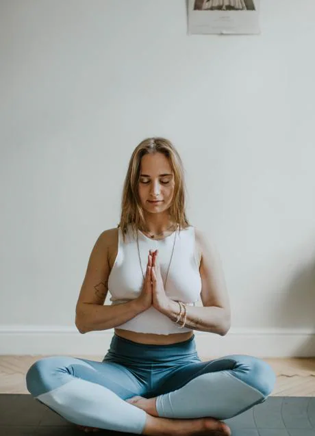 Mujer haciendo yoga/PEXELS