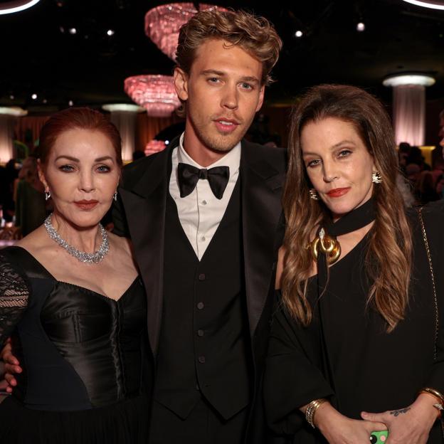 Priscilla Presley junto al actor Austin Butler, y su hija, Lisa Marie Presley, en los Globos de Oro 2023./gtres