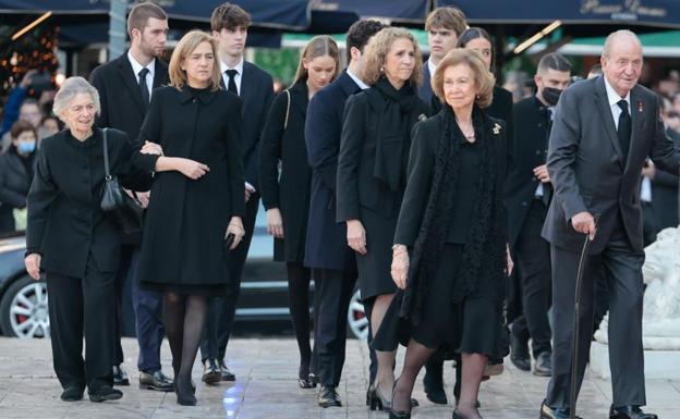 La llegada de Irene de Grecia, los reyes eméritos, Sofía y Juan Carlos I, sus hijas, las infantas Elena y Cristina, y sus hijos al funeral de Constantino de Grecia en la catedral de Atenas. 