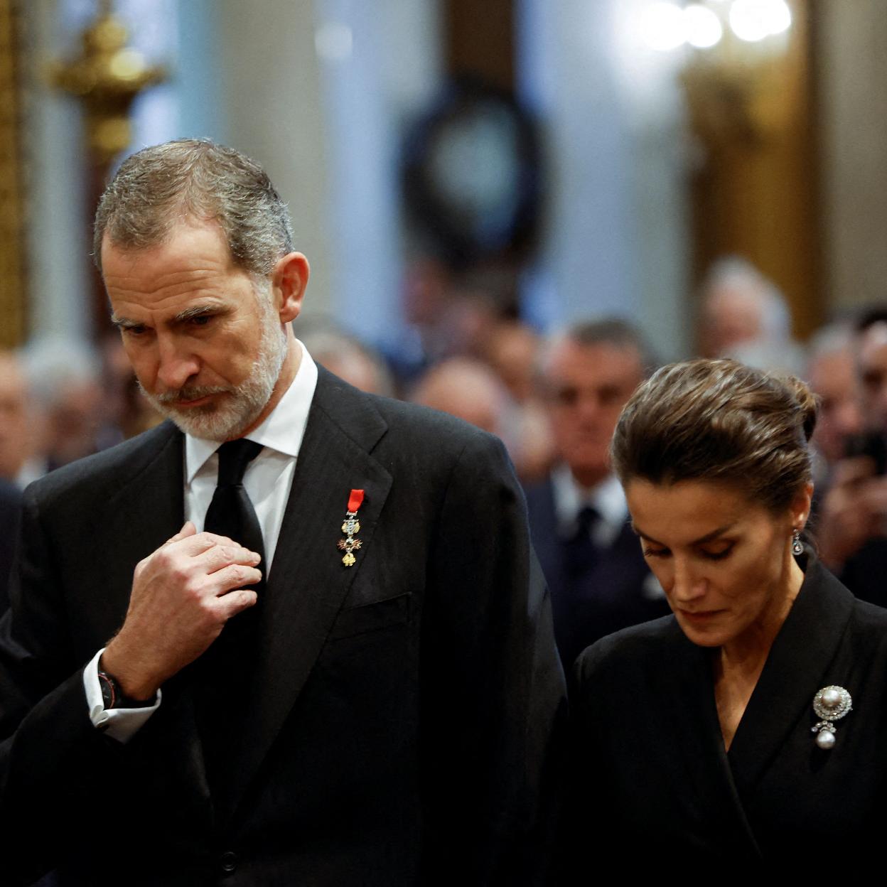 Los reyes Felipe VI y Letizia decidieron acudir solos al funeral de Constantino de Grecia en Atenas. Sus hijas, la princesa Leonor y la infanta Sofía, continuaron con su rutina escolar en Gales y Madrid. /GETTY IMAGES