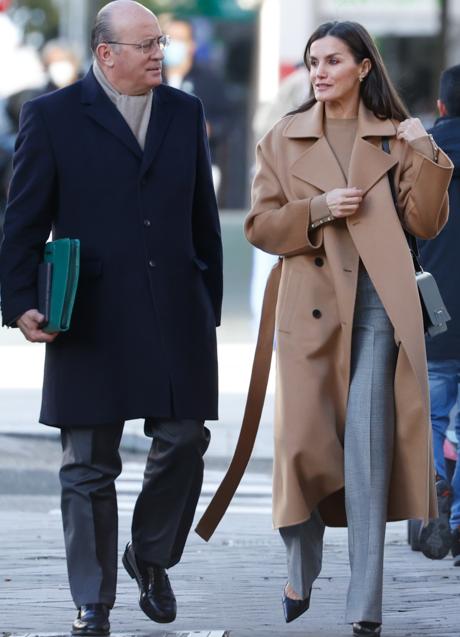 La reina Letizia con un look diario para una reunión de trabajo.