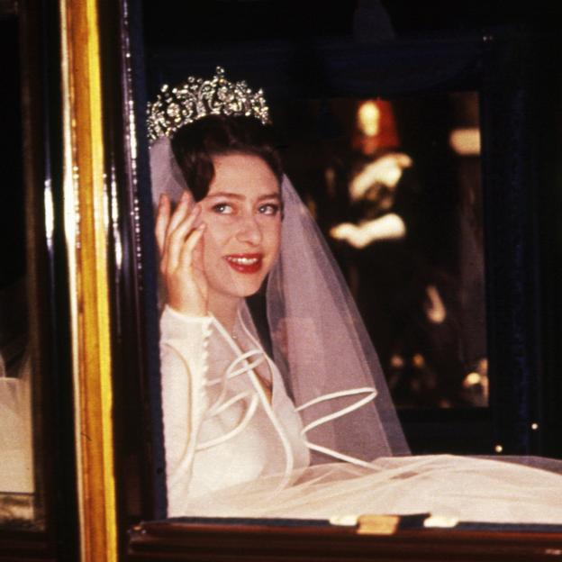 La fascinante historia de la tiara Poltimore: por qué la princesa Margarita no quiso llevar joyas prestadas de su hermana Isabel II y se coronó a sí misma en su boda