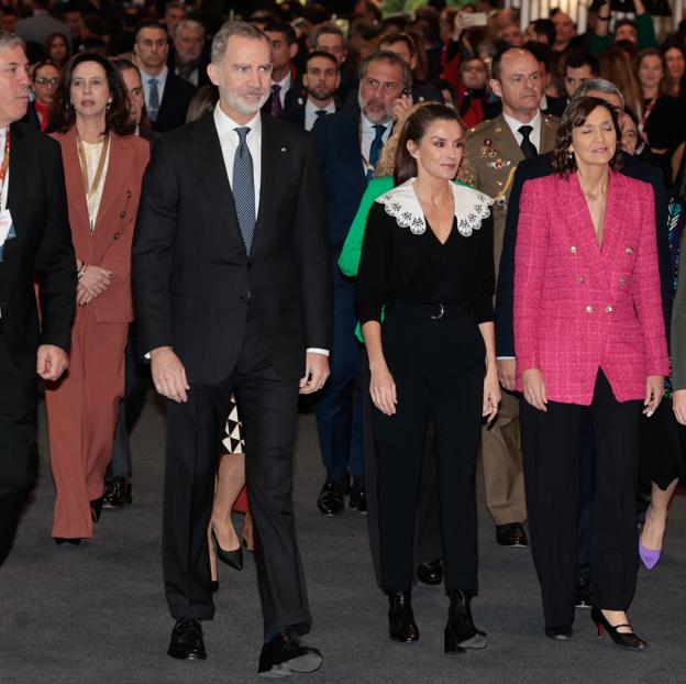 El rey Felipe y la reina Letizia paseando por FITUR.