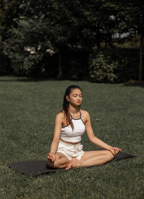 Mujer respirando en postura de yoga/PEXELS